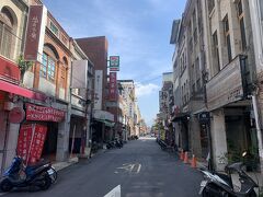 朝の迪化街です。あまりお店は開いていません。