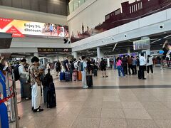 　物価は安いし、宿に関しても5,000円/泊くらいで朝食付きで二人で泊まったとしても十分な広さのお部屋を提供していただける安全清潔なホテルに宿泊できます。

　プノンペン3泊では足りない。アンコール遺跡群に近いシェリムアップだって行ってみたい。やばいょヤバいょ！カンボジア、また来たくなってしまいました。

　さて、名残惜しゅうはございますが、空港に向かいます。４日前にプノンペン空港に着いたときは、なんだかんだあって到着してすぐ空港タクシーを利用しました。市内中心部へは一律US$15のようです。所要時間40分余りでした。

　空港に戻る際にはgrab taxiを使いました。そしたらなんと1,000円ほどでした。半分以下の料金でした。帰りは日曜日の朝で道がついていたこともあって市内中心部から25分で空港に着きました。
