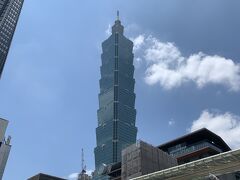 台北101！
中のショッピングモールは高級ブティック揃い。
フードコートは賑わってました。私が初めて台湾へ行った2010年と比べて変わっていた気がします。