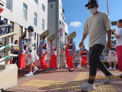 駅前のビル２階で無料演舞が披露されました