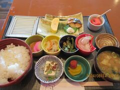 今朝は配膳エレベーターが稼働する音で起こされました
部屋食があった頃の名残なのか、６階まで繋がってるんです。
イタリアンのレストランで和定食でございます。
お粥と白米が選べます。中華系カップルはお粥を選んでました。
朝から鯛の刺身、昨日から、みかんと鯛づくしです
疑問だったのは左上の四角い皿、海苔でも有るのかと思ったらない