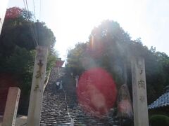 食後の散策です
ホテル目の前の坂を上がると神社に着きます
この坂をみて断念しました
なにしろ暑い・・・