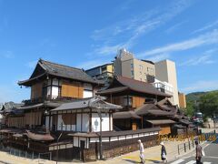 その先の坂を下りたら道後温泉本館だ
