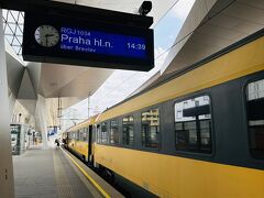 レギオジェットは、古い国鉄の車両を使ったローコスト鉄道だそう、
1番高いコンパートメントでも2名10,000円弱でプラハに行けます。

ホームは、国鉄と同じウィーン中央駅を使います。