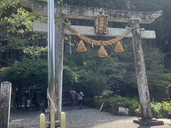 最初に行ったのは、「名もなき池」。別名モネの池。
モネの池と既に認識されているからか、案内板はモネの池まで〇〇mと書かれている。
とても分かりやすい。駐車場は保護のためということで、駐車料金でなく500円。ハガキをもらった。