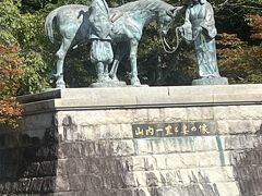…の前に城を見学。駐車場からここまでが遠かった。
城までは車で行け、上には無料駐車場もあったようなので、車で来ればよかった。