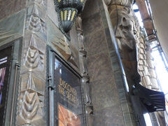 やや！これは！
Tuschinski Theaterではありませんか！
花市場へ向かっている途中で遭遇しました。