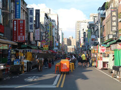 やってきました、美麗島駅すぐの「六合夜市」