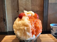 吉祥寺の氷屋ぴいすさんにて事前に、ファストパスを購入してたので
予約時間にお店にいくとすぐに入れました。
すももとピーチ