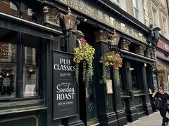 まずは昼食を、とホテル近くのパブへ。
The Stanhope Arms
