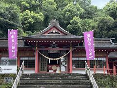 　まずは蒲生八幡神社で参拝。1123年に蒲生氏初代・上総介舜清（かずさのすけしゅんせい）が、豊前国宇佐八幡宮を勧請して創建。歴代薩摩藩主の厚い保護を受け蒲生の総社として広く崇敬されている。昨年900年になったそうです。