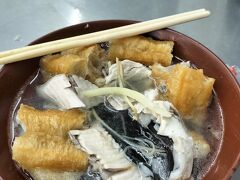 サバヒー110元に油條（ヨウティヤオ）10元をぶち込んで食べる。
しょうがが効いていて魚の臭いは気にならなかった。
何より台南に来たらサバヒーでしょう、との事であったから食べられて満足だ。