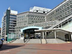 新橋駅の向かいにある、待ち合わせ場所の ゆりかもめ新橋駅。