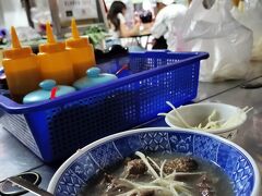 牛肉湯（ニュウロウタン）小100元
この時間は小しかない、との事。味は美味かった。

先ほどのサバヒーと言い、魚や肉の臭みをしょうがで消すんだな。