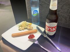 時間も余ったのでクラクフ空港のラウンジへ。
朝からビール！とこの旅最後のソーセージ