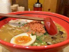 お取り寄せで半生麺のインスタントしか食べていなかったラーメン♪
北海道で食べたいけど行く機会が無く、
八重洲地下街でやっと食べられました。