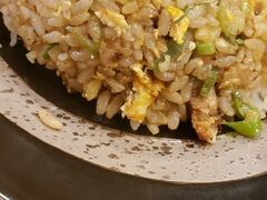 お昼にお邪魔したのは、Japanese TOTTORI Noodle 藤喜。

店内は落ち着いた雰囲気で、清潔でオシャレ感でした。
ラーメンとチャーハンが食べたかったので、その二つを注文。

味が深くチャーハン美味しいです。
ラーメンの汁と一緒に食べるとさらに美味しい！