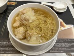 やっと香港での夜ご飯にありつける！もうすでに20:30、早く夕食を済ませてホテルに向かわないと。夕食に向かったのは空港内の何洪記。クーポン使えても使えなくても最初からここで食べることは決めていて、旦那はピータンのお粥。私と子供たちはワンタン麺を食べました。
久しぶりの香港のワンタン麺。
エビがプリプリで美味しかったです。
