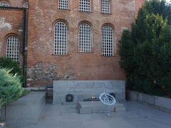 無名戦士の記念碑。ブルガリアの戦争で亡くなった兵士のための記念碑です。真ん中で火が燃えています。