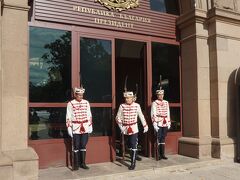 大統領府の前の衛兵
正式な衛兵交代は1時間に1回なのですが、暑いので（？）30分ごとに変わっているのではという現地ガイドさんの説明。