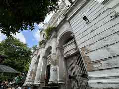 インド最古の、その名もインド博物館。これもインドあるあるで、インド人は入館料75ルピーに対し、外国人は500ルピー。チケットを買い求める30秒の間に、なんたる事か10か所以上蚊に刺されました。