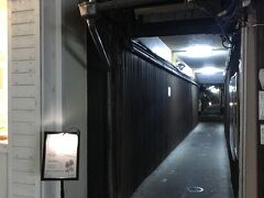 一見にはタイトな入り口