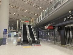 去年はファーストクラスのラウンジしか使えなかったので、偵察に行くが情報通り閉まっていた。