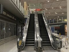駄目元でビジネスラウンジに行ってみると、３時から４時まではサービスなく、掃除の時間でうるさくても良ければ使って良いとの事。