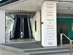 場所が変わったプラダのあるアウトレット
こじんまりした。