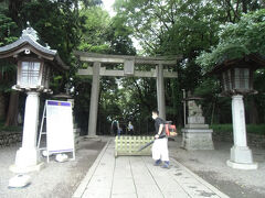 最初に訪れたのは、いきなりこの散策での一番のメジャースポット、谷保天満宮です。
説明板によると、延喜３年（９０３）に菅原道真の三男・道武が、父を祀る廟を建てたことに始まるといいます。
東日本最古の天満宮で、亀戸、湯島と並んで関東三大天神と呼ばれます。

