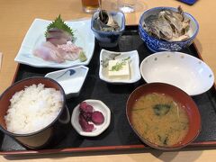 駅前の案内所でお勧めして頂いたとまや食堂へ。
お刺身がとっても美味しかったです。
地元で獲れたというお魚、食べたことのない食感と美味しさで感動！！
観光地なのに割と良心的なお値段だし、新鮮なお刺身も美味しくて最高でした^ ^