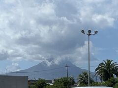　正面に、どんと桜島が見えます。上には雲がかかっていますが・・・私の心はもっともやもやしています・・・