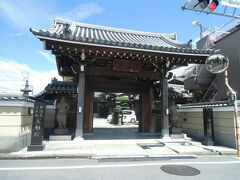 伊興遺跡公園からは南へ、竹ノ塚駅方面へ向かいます。
途中にあった実相院。
由来碑の説明によると、天平年間行基によって草創され、源頼義親子が奥州征討のおり宿願し帰途の際、十有三町の土地を寄進したといいます。

