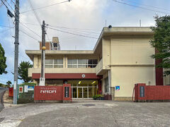 お酒とか買い込んで(若干の背徳感)
18時過ぎお宿とーちゃく

めっちゃのどかなところに建つ
元小学校

聞こえるのは虫の賑やかな鳴き声