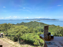 ただいま10時前

2階のレストランに行くと記名受付してたので
登録して電話で呼んでもらう

開店と同時に窓側席に案内してもらえた

いいー眺め! 鳴門大橋? も見えている
向こうが徳島県

まさに絶景レストランや～