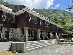 登山口から歩いて10分ぐらいの有明荘。燕山グループなので燕山荘に泊まれば割引がききます。