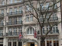 ホテルにチェックイン。
駅から徒歩１０分くらいですごく立地のいいホテル。
ヴィクトリア＆アルバート博物館目的でこのホテルにしたのが大正解！
ハロッズまでも徒歩で行けるし、
ホテル前のバス停からピカデリーサーカスまでもすぐ行ける。
とにかくホテルからよくバスに乗った。