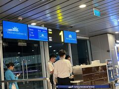 kkdayでお願いした送迎で空港へ。偶然にも到着時と同じドライバーさんで丁寧な運転の方でした。

ダナンからはベトナム航空の直行便で成田へ。