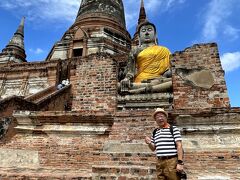 アユタヤに到着しました。
最初に1357年に建立されたワット・ヤイ・チャイ・モンコンという仏教寺院の遺跡に行きました。
そびえたつ塔の高さは72メートルあり、階段を上れます。