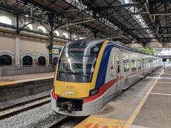 帰りの電車も遅れていて、予定よりも1本早い電車に乗ってクアラルンプール駅で降りました