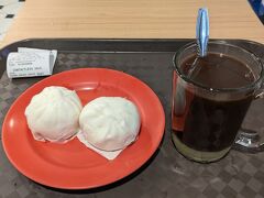 シティースクエアモールの近所でバスを降り、中のフードコートでお茶しました。
写真はチャーシューまんとコーヒーのセット　3ドルくらいを注文　休憩します
レジのおばちゃんがコーピー（ko-pi）と発音してたので、調べてみるとシンガポールではこう発音するようです。ベトナムコーヒーに近く、練乳入りの甘いタイプでした。東南アジアのコーヒー事情は国によっていろいろのようで、奥が深そう
