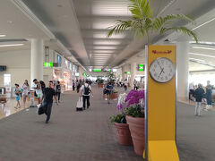 朝の7時前でも那覇空港には結構お客さんがいました。