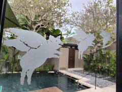 7/24(水)
この日はWバリから同じくスミニャックのヴィラに移動する日。
なんですが、マリオットプラチナの私たちは16時チェックアウトでお願いして、OKしてもらっていました。
ということで、この日は夕方前くらいに移動するというまで、前日同様このホテルを満喫することに。