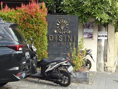 車で10分（230円）、同じくスミニャックにあるディシニ ラグジュアリー スパ ヴィラズに到着。

バリに来たら一度はヴィラに泊まってもいいかなと思って予約したんだけど、まさかのWでヴィラにアップグレードされるとは、といううれしい誤算(笑)
