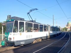 ポツダム駅からはトラムを利用。
トラムは駅の南側から乗れるが、写真は、ショッピングモールを抜けたLange Brücke(ランゲ・ブリュッケ・長い橋の意)の停車ポイント。どちらからでもOKだ。
