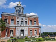 途中に大理石宮殿があった。
時間がないので、中には入らない。