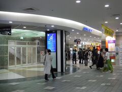 札幌駅の構造はちょっと変わっていて、まず地下鉄のさっぽろ駅とJRの札幌駅は少し離れています。