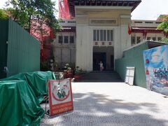 動物園の入口付近には歴史博物館があります。
入口はこんなに地味だけど、中はけっこう広くて充実しています。
残念ながら、もちろん日本語の解説はないけど、少数民族の文化など、けこう見どころがあります。
