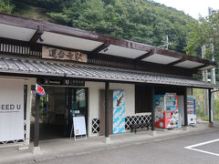 伊豆急行で下田の一つ手前の蓮台寺駅までやってきました。
以前訪れた時よりも駅舎がきれいになっているような気がします。お洒落なカフェも併設されていました。ここからバスで松崎に向かいます。