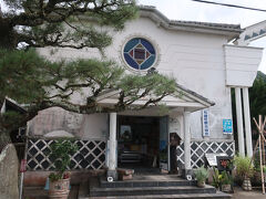 お洒落な建物があります。ここには松崎町観光協会が入っています。観光協会の建物が松崎で一番お洒落かも。